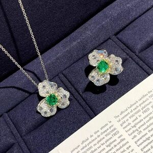 Emerald Clover Statement Necklace – 925 Sterling Silver – Sparkling Pavé Design
